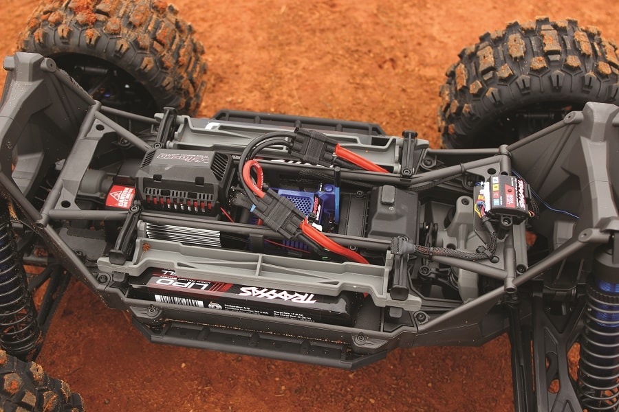 Dual 4S batteries help combine to provide 8S power to the X-Maxx’s VXL brushless set-up.