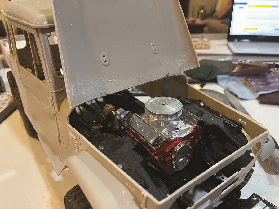 Popping the hood reveals Kilburn’s first full engine bay build. We’re really digging that scale carburator equipped engine.