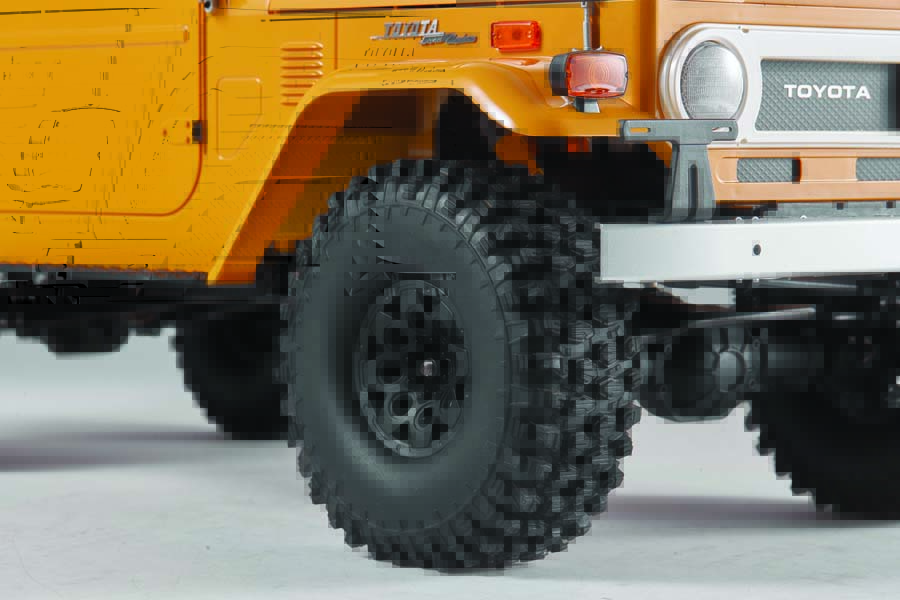 The FJ40 rides on 1.9” all- terrain tires, ensuring a firm grip on various trails. 