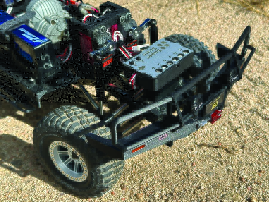 This customized SCX10 II is equipped with Super Scale’s servo actuated 2020 Suspension Simulation Kit.